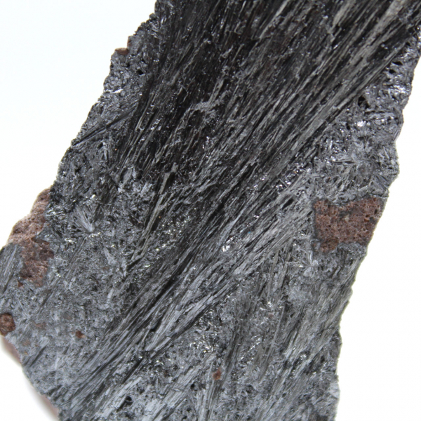 Pyrolusiet, een natuurlijk gekristalliseerd gesteente uit Marokko.