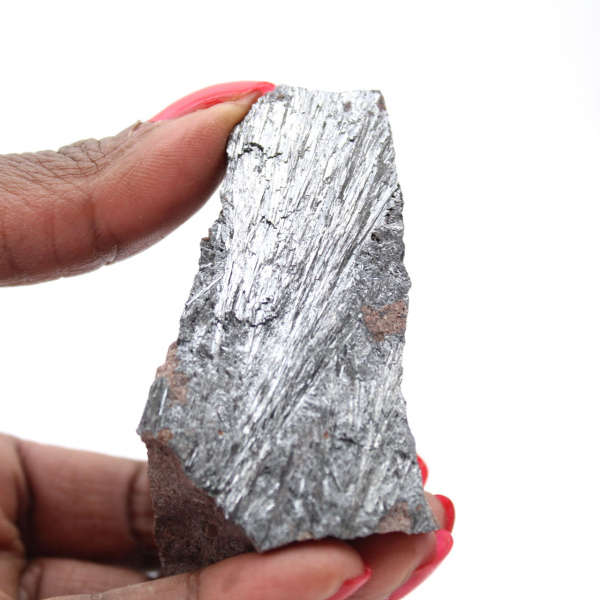 Pyrolusiet, een natuurlijk gekristalliseerd gesteente uit Marokko.