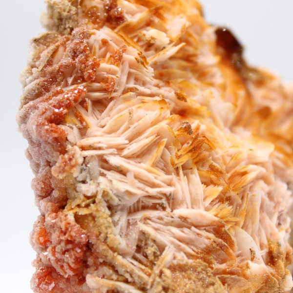 Oranje barietkristallen uit Marokko voor verzamelaars.