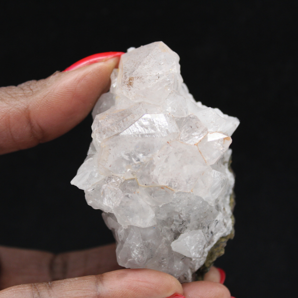 Klein gesteente van kwarts en goethiet, kristallen uit Marokko