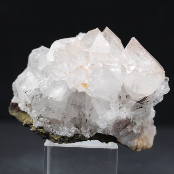 Klein gesteente van kwarts en goethiet, kristallen uit Marokko