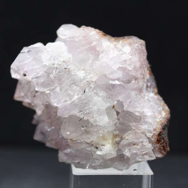 Klein kwarts met goethiet, een verzamelsteen uit Marokko.