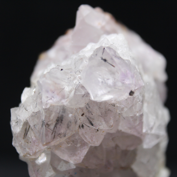 Klein kwarts met goethiet, een verzamelsteen uit Marokko.