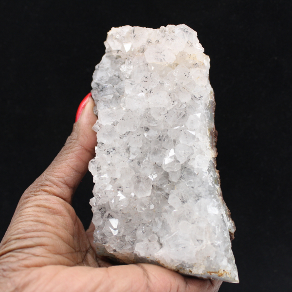 Ruwe Marokkaanse kwarts met goethietfilamenten, drusen en kristallen.