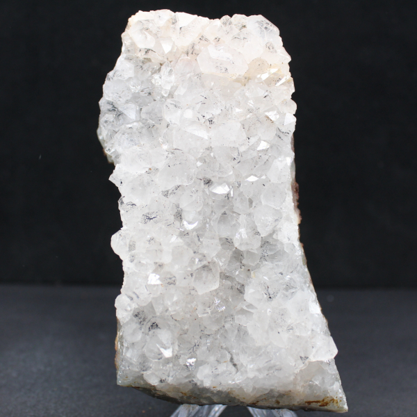 Ruwe Marokkaanse kwarts met goethietfilamenten, drusen en kristallen.