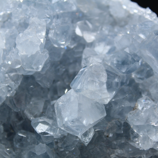 Celestien uit Madagaskar: druse en kristalcluster