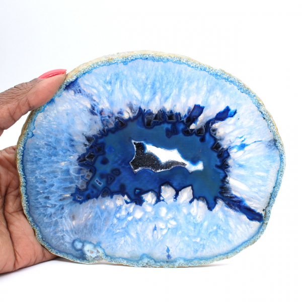 Decoratief schijfje blauwe agaat, afkomstig uit Brazilië.