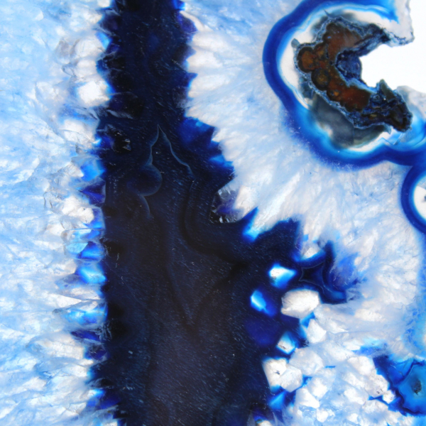 Dun plakje blauwe agaat van Braziliaanse oorsprong