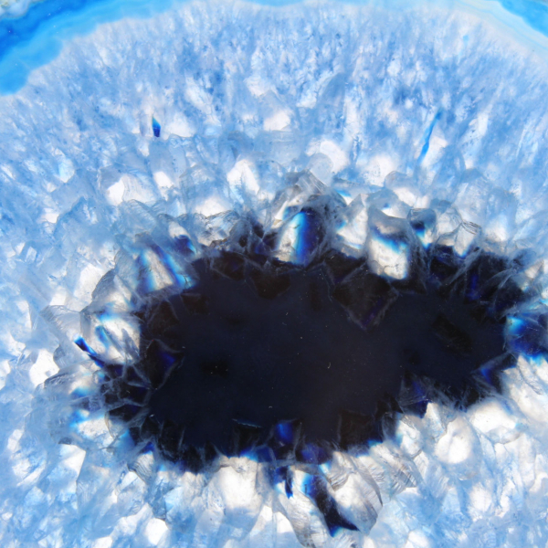 Natuurlijk gesneden blauwe agaat uit Brazilië