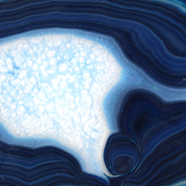 Licht gesneden blauwe agaat voor mineralenverzameling