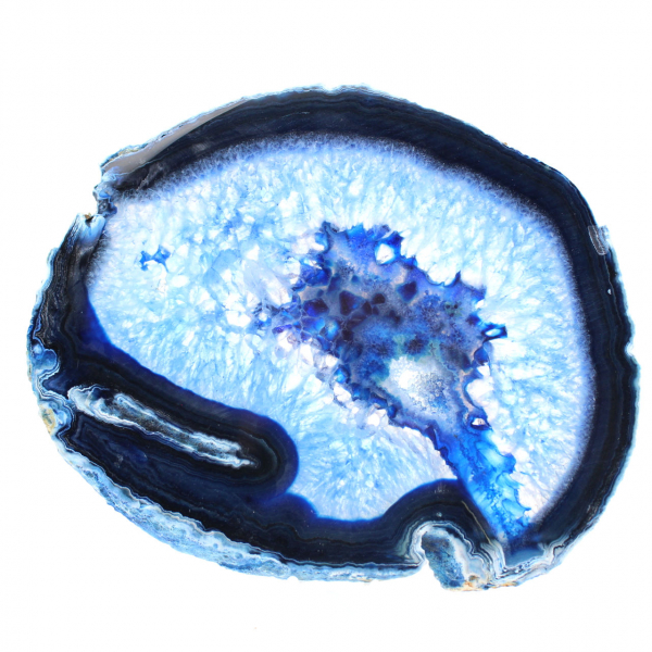 Gepolijste plak blauwe agaat voor een mineralogische vitrine.