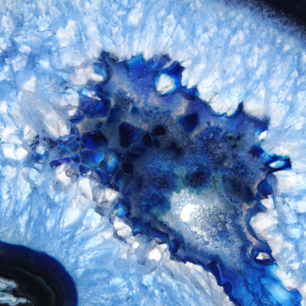 Gepolijste plak blauwe agaat voor een mineralogische vitrine.