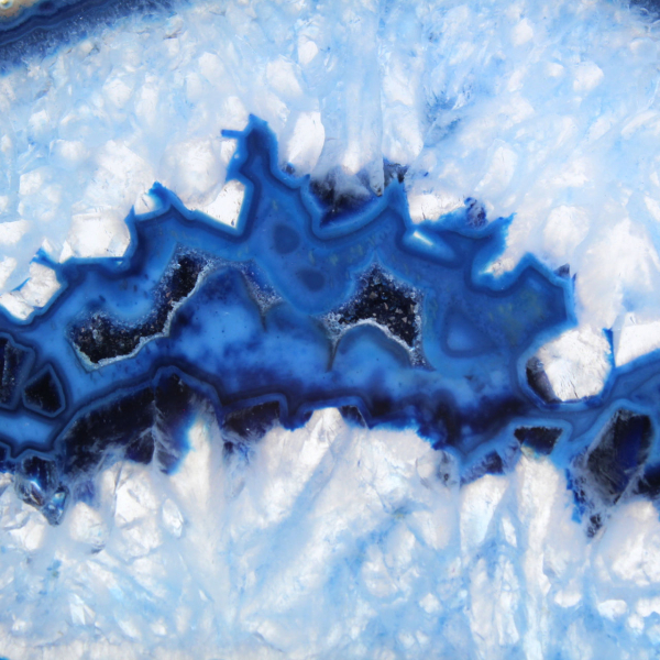 Blauwe agaat in langwerpige plakken, ter decoratie.