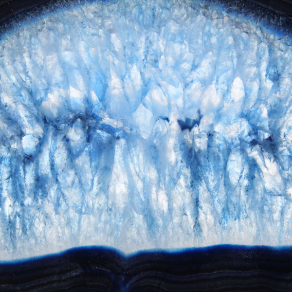 Langwerpige plak blauwe agaat van Braziliaanse oorsprong