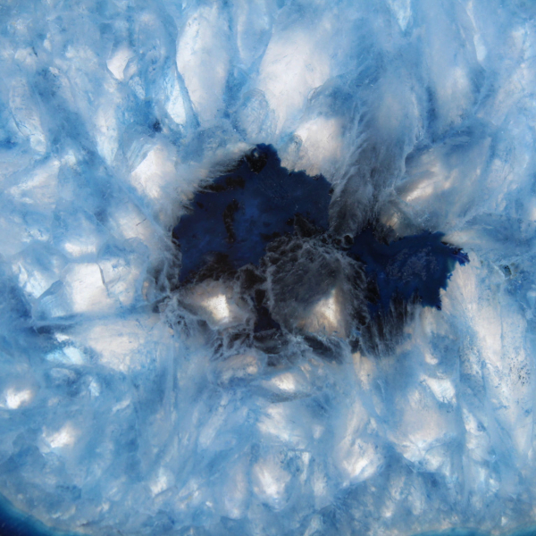 Plakje blauwe agaat uit Brazilië voor mineralenverzameling
