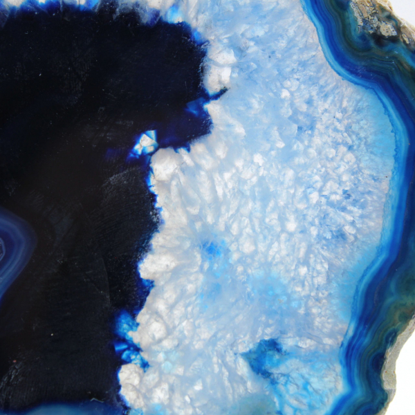 Blauwe agaatschijven, gepolijst voor decoratie en studie.