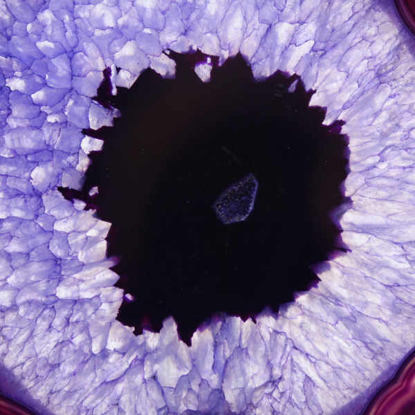 Braziliaanse agaat: plakje mineraal paars geverfd