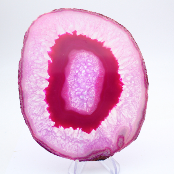 Een deel van gepolijste, roze geverfde agaat