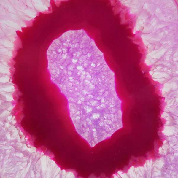 Een deel van gepolijste, roze geverfde agaat