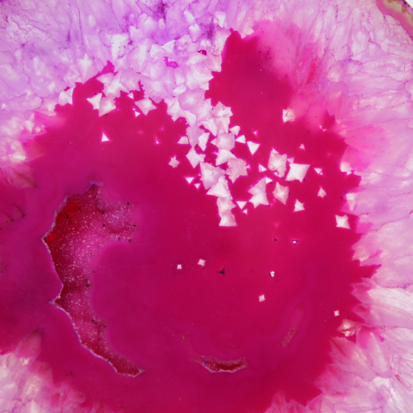 Natuurlijke roze getinte gesneden agaat