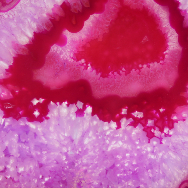 Gepolijste plak roze getinte agaat