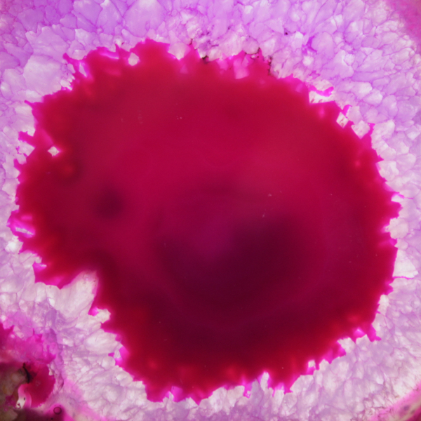 Plakje roze geverfde agaat voor verzameling