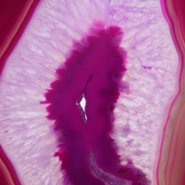 Roze getinte gepolijste agaatplak