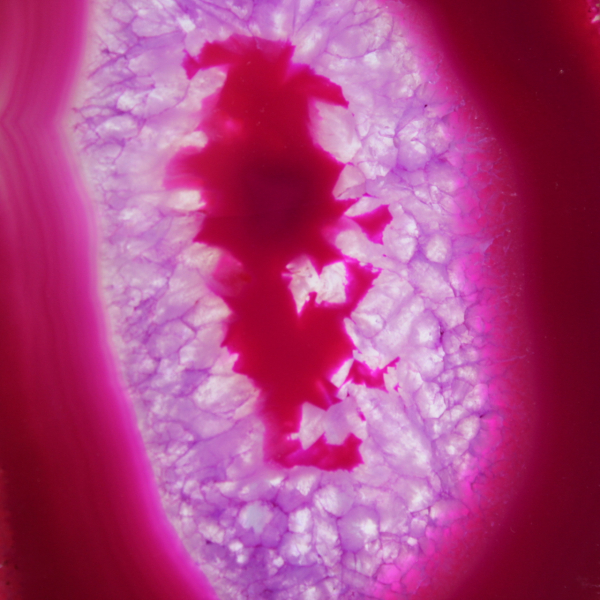 Gepolijste plak roze geverfde agaat