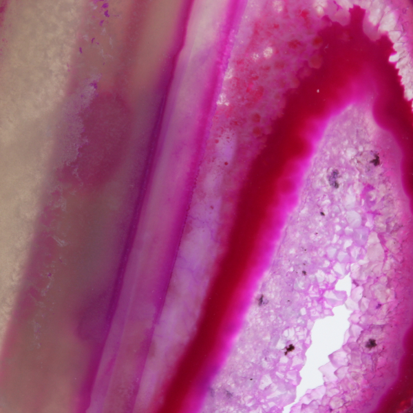 Gepolijste, roze getinte agaatschijfjes