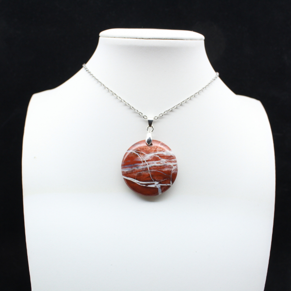 Sieraden van rode jaspis uit Madagaskar