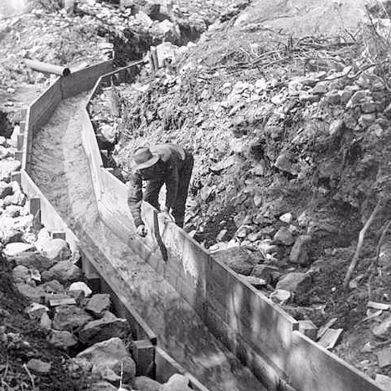 De geschiedenis van de goudkoorts in de Verenigde Staten Wooden gold sluice in California between 1890 and 1915