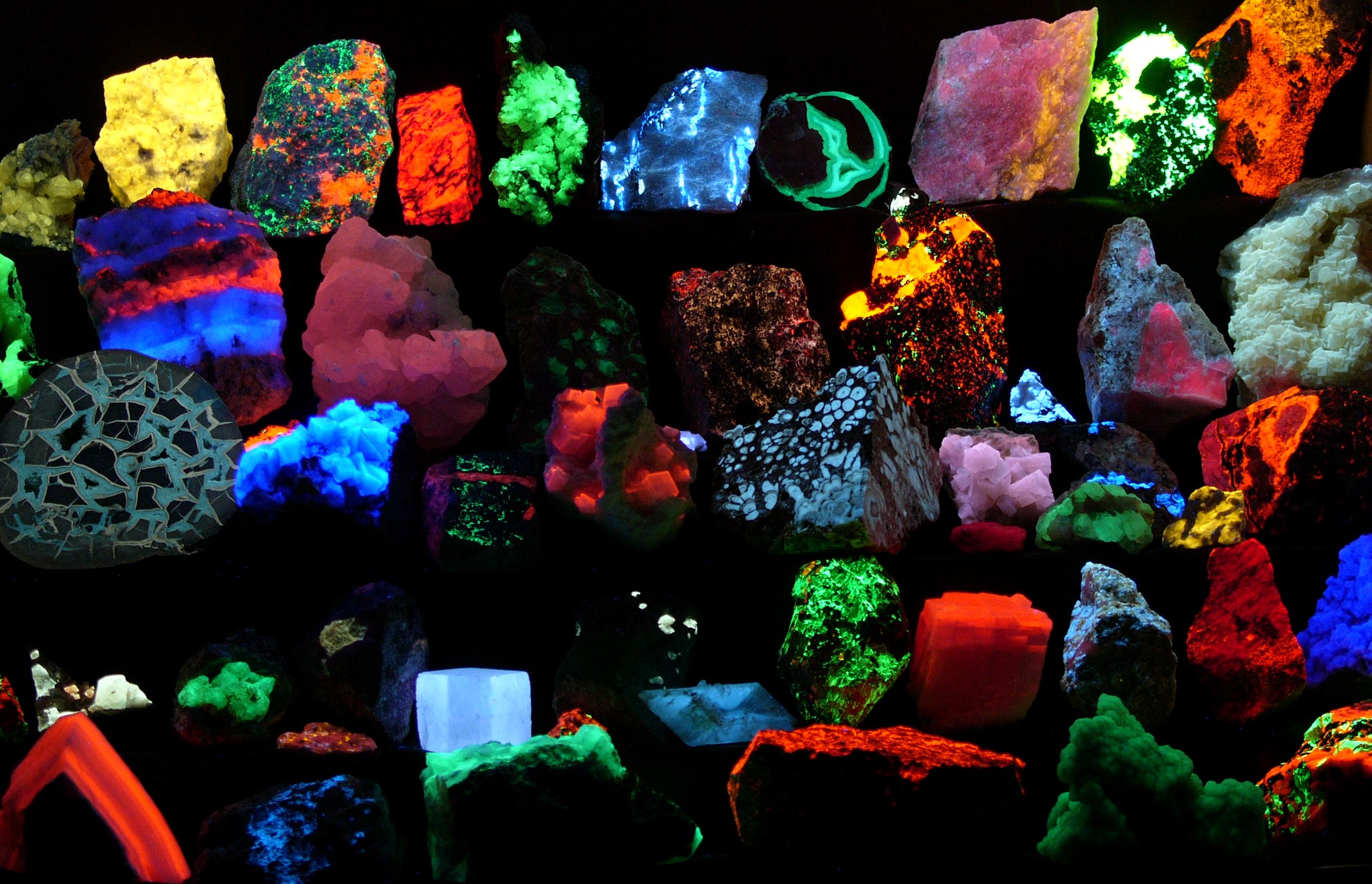 Fluorescerende mineralen: wanneer stenen in het donker oplichten