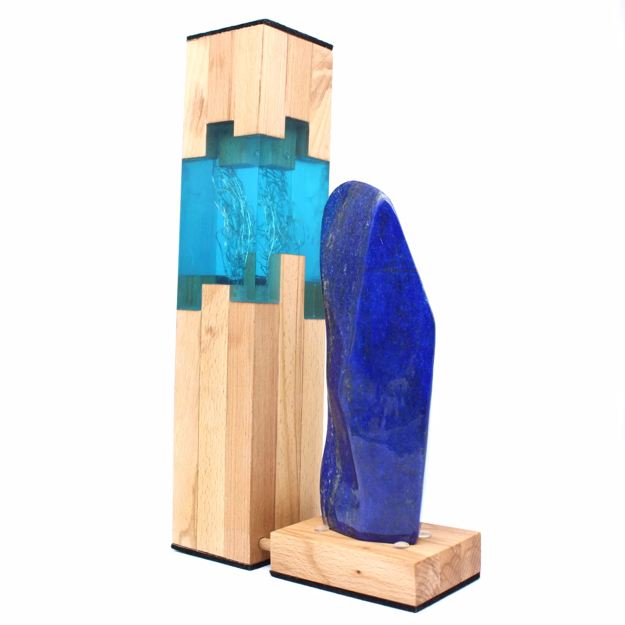 Lamp in hout en hars met grote lapis lazuli steen