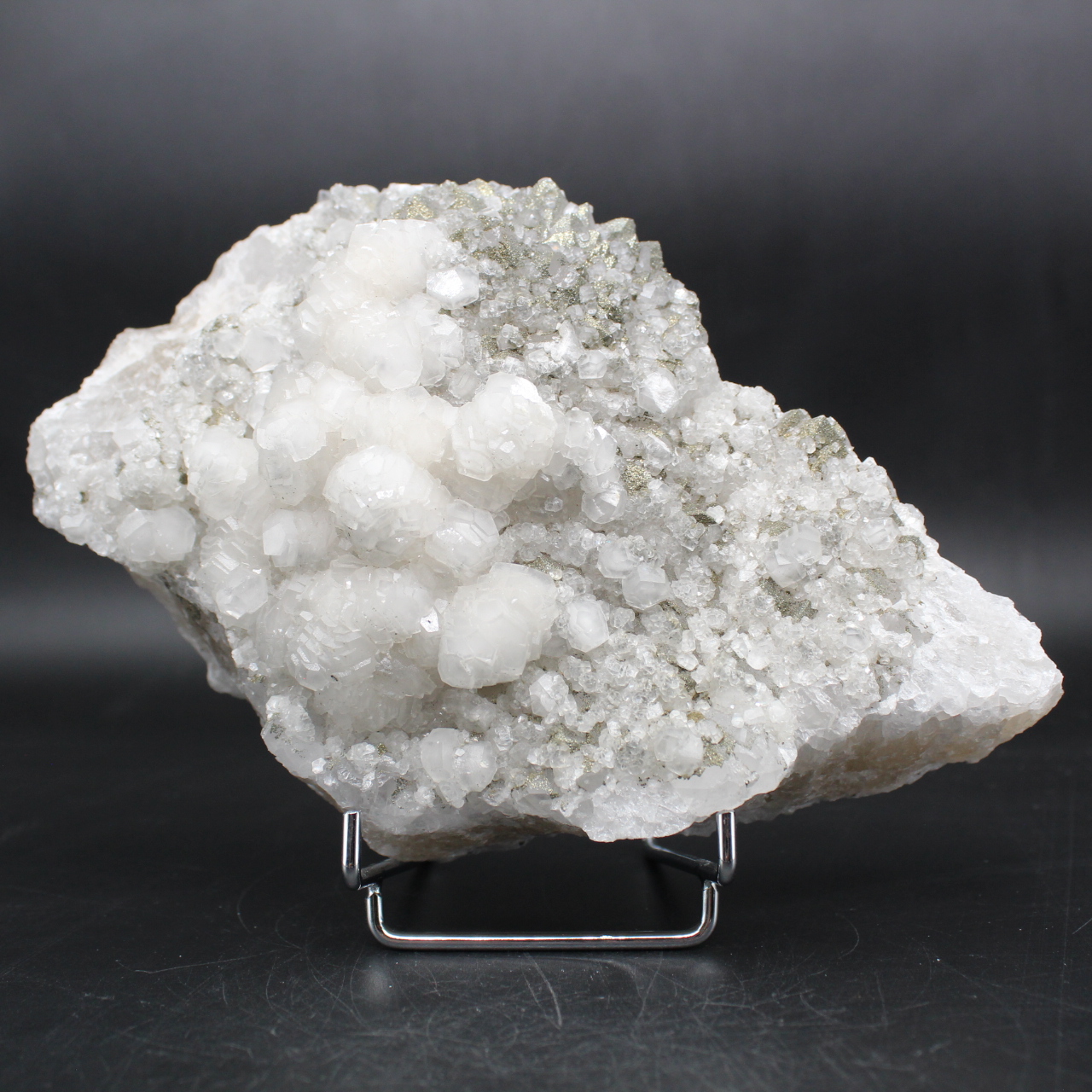 Calciet in kristallen en pyriet