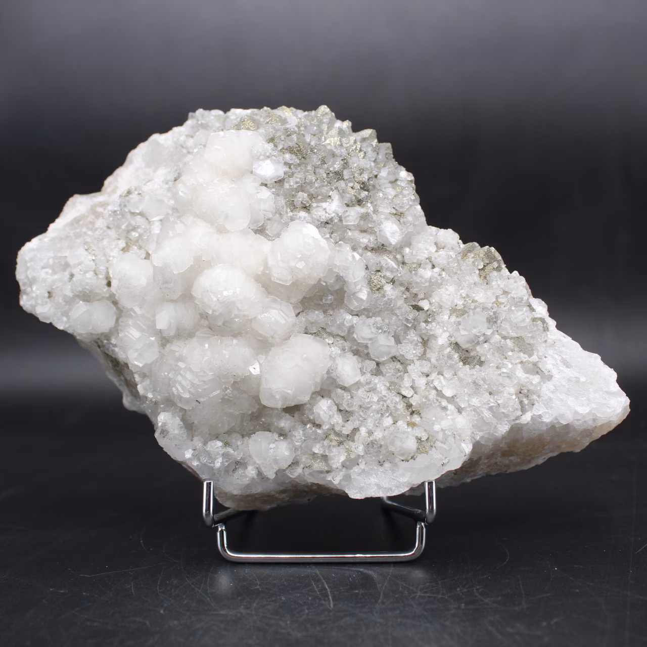 Calciet in kristallen en pyriet