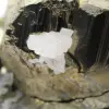 Grote pyrietkristallen met calciet - 9