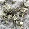 Pyriet op ganggesteente met calciet en kwarts - 5