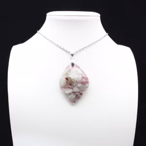 Bladhanger met roze toermalijn insluitsel