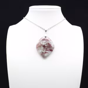 Bladhanger met roze toermalijn insluitsel
