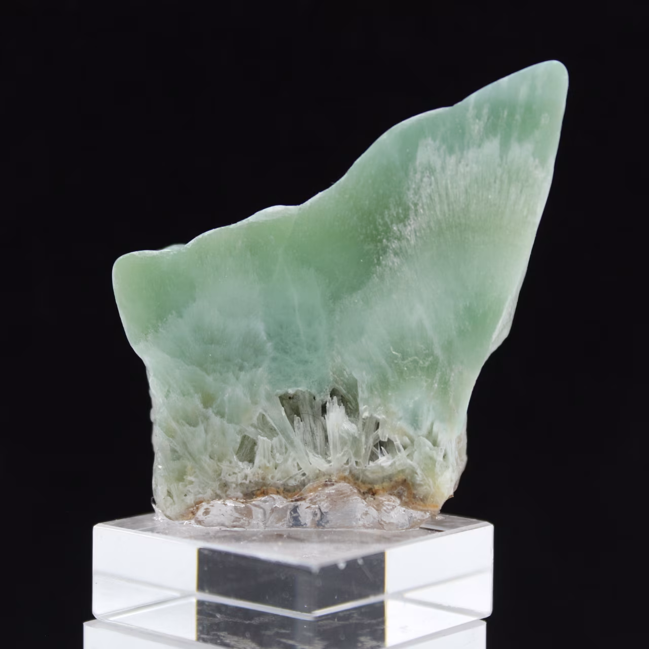 Groene aragoniet plak voor mineralenverzameling