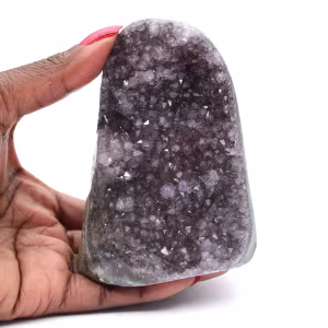 Natuurlijke amethist: Braziliaanse geode met intense kristallen