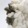 Klein exemplaar van mica op witte kwarts - 5