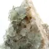 Groen fluorietmineraal: kristallen op matrix ter decoratie - 2