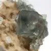 Groen fluorietmineraal: kristallen op matrix ter decoratie - 7