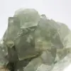 Ruwe groene fluorietsteen: gekristalliseerd monster op rots - 6