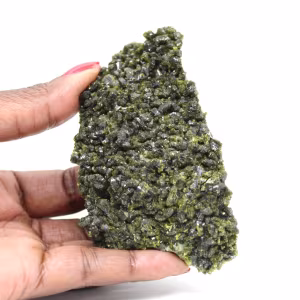 Groene epidootkristallen op een matrix uit de Hoge Atlas