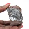 Kleine pyrolusietkristallen op een authentieke matrix - 1