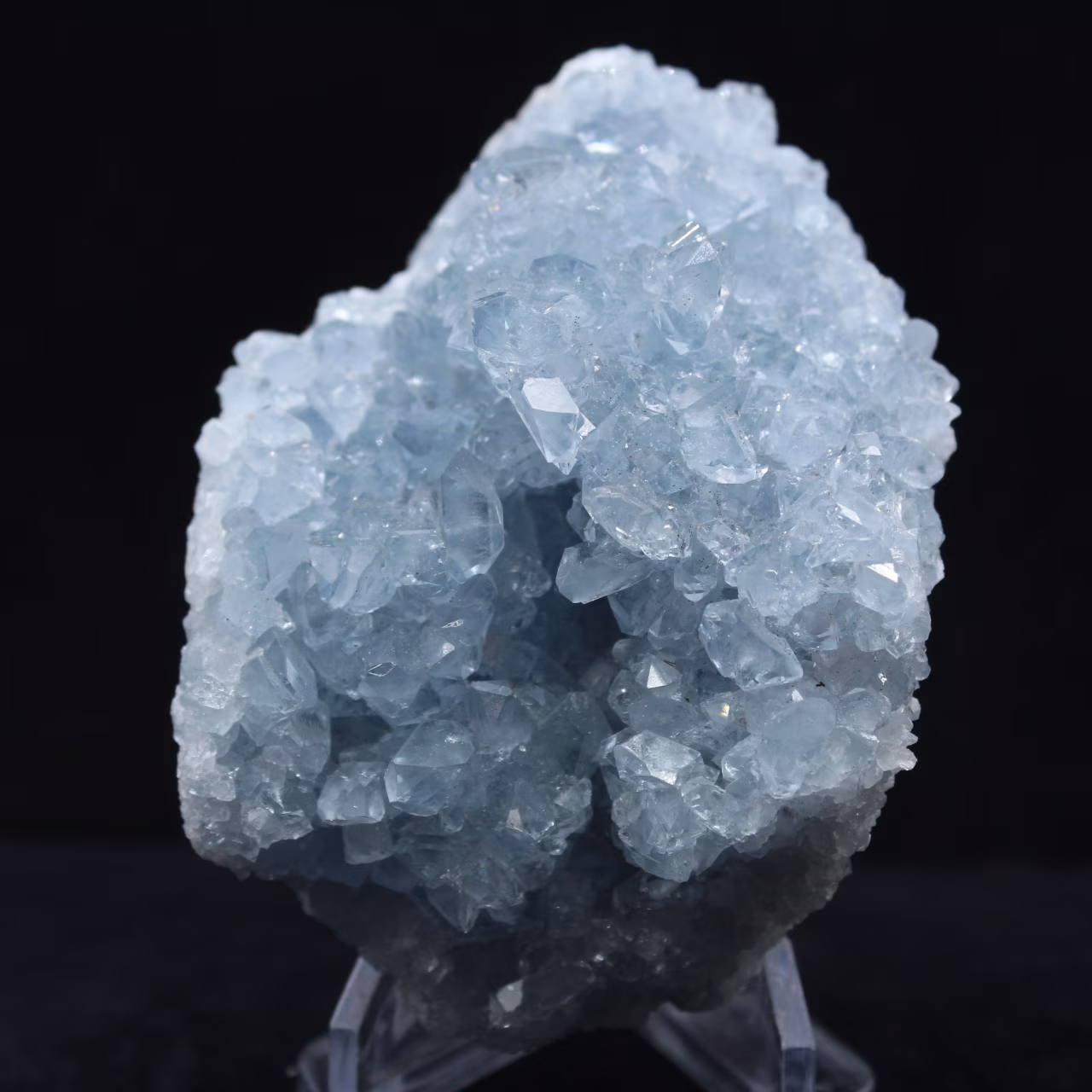 Kleine celestien geode: een mineraal voor verzamelaars