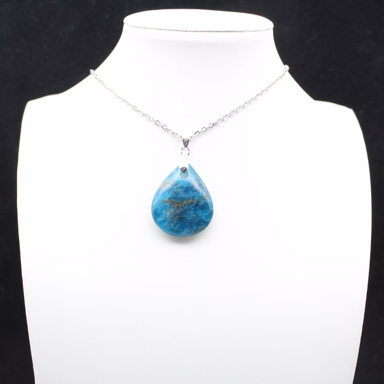 Hanger met apatiet uit Madagaskar - Natuurlijke blauwe reflecties