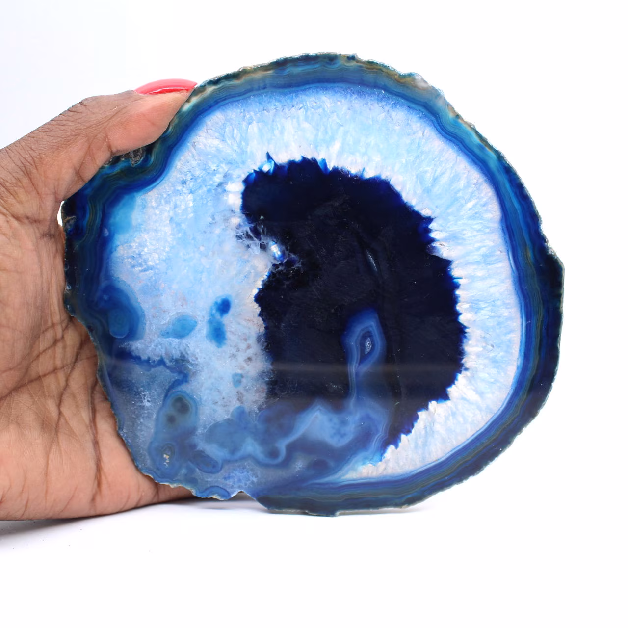 Blauwe agaatschijven, gepolijst voor decoratie en studie.